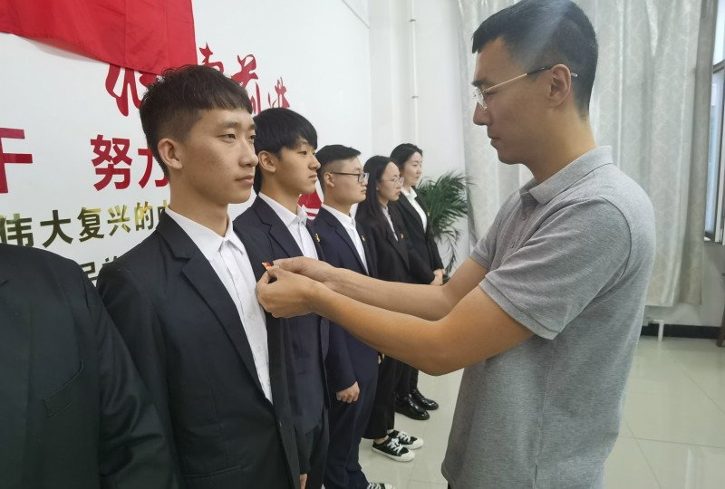 太阳集团tyc234cc开展“我心面向党旗，同为建党献礼”重温入党誓词活动-1