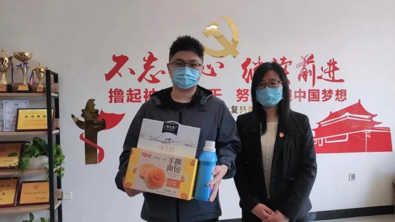 太阳集团tyc234cc举办“暖心行动,城建有爱”特困生慰问活动(1)