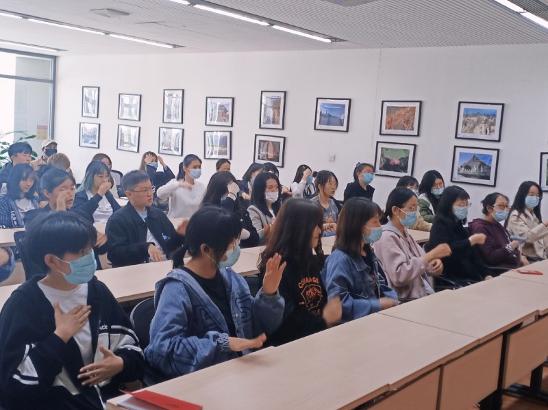 太阳集团tyc234cc联合筑梦先锋志愿者协会组织学生志愿者赴辽宁省图书馆参加“手语世界”学习活动