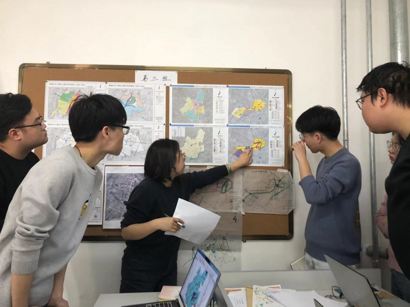 太阳集团tyc234cc开展《城市总体规划与村镇规划》课程作业评图沙龙活动 (2)